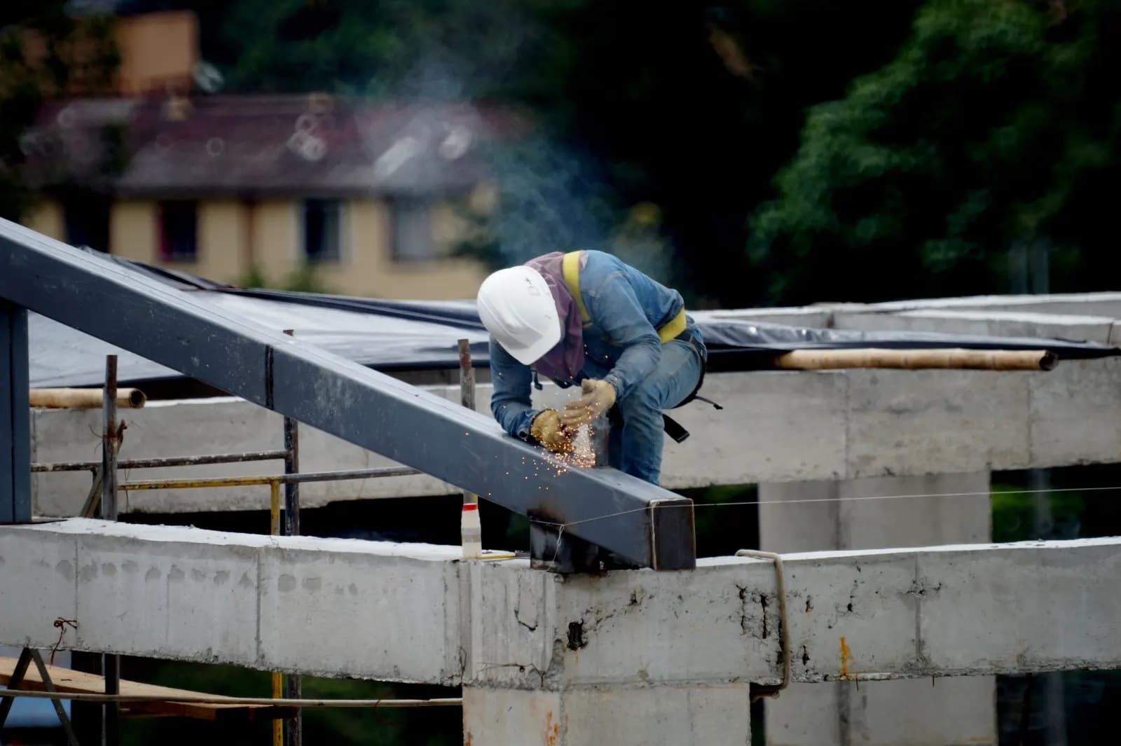 Soudeur au travail sur un chantier industriel, intérim soudeur PACA