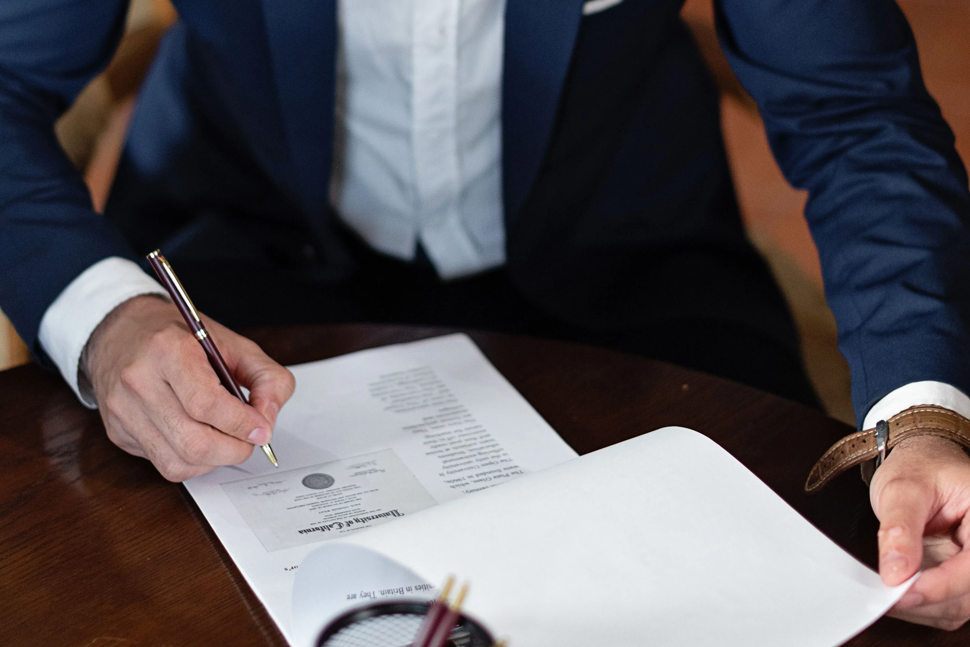 Personne lisant un CV pour un poste en intérim